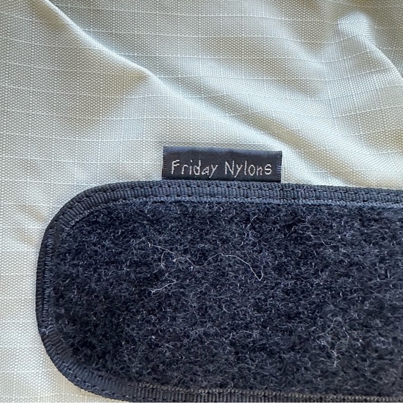 Crumpler Unisex Lightweight Friday Nylons Vertical Messenger Laptop Bag - Picture 7 of 17